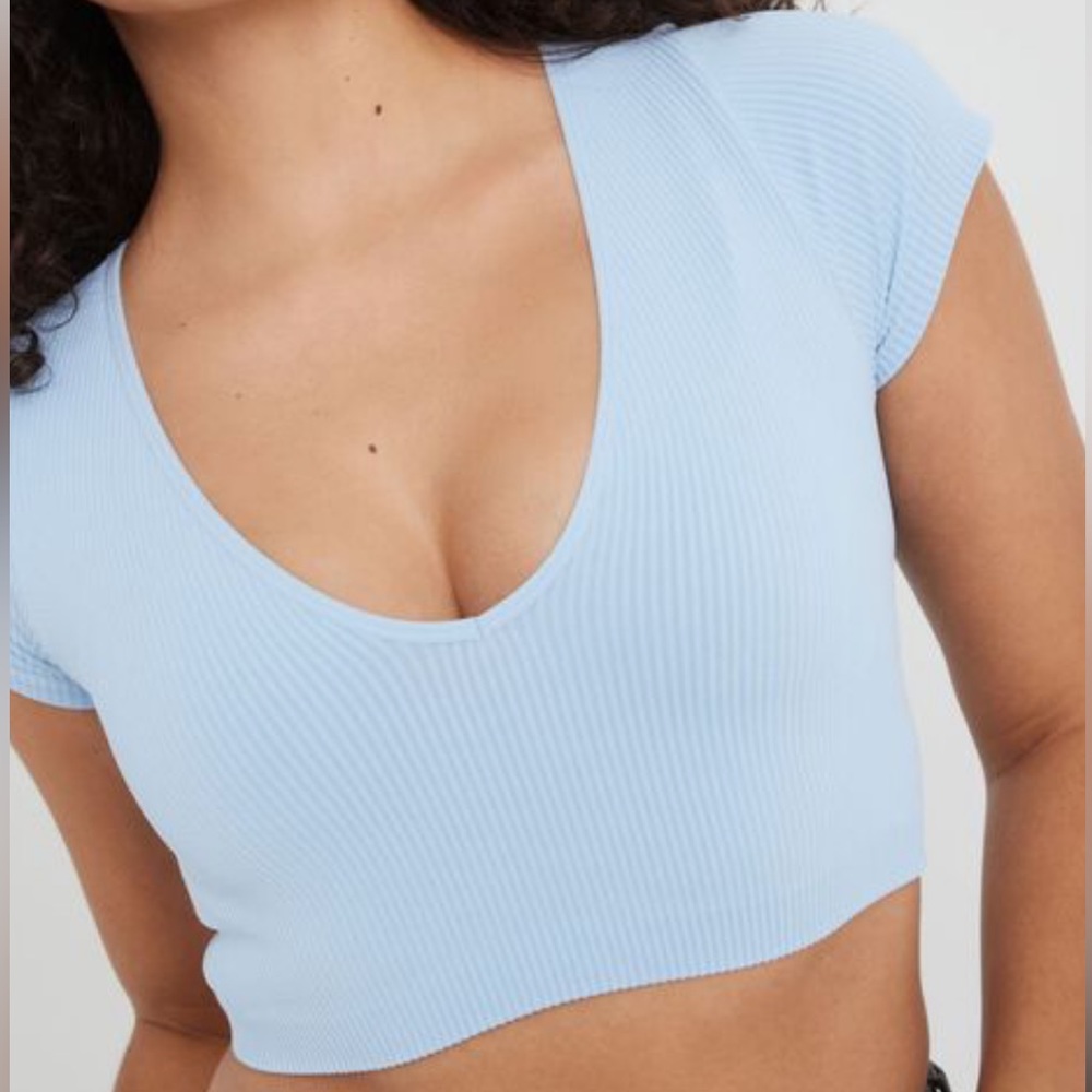 NWT Garage Stacie Seamless V-Neck Tee in Powder Blue